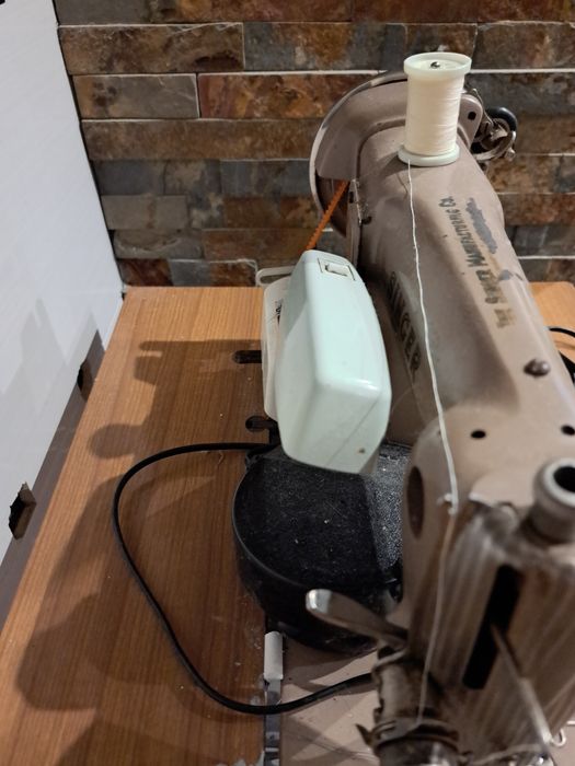 Máquina de costura Singer a funcionar perfeitamente