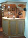 Bar de canto em madeira com iluminação