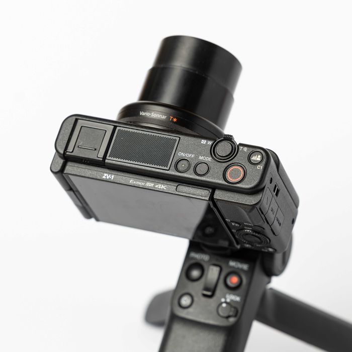 Aparat kompaktowy Sony ZV1 z dodatkowymi bateriami i uchwytem
