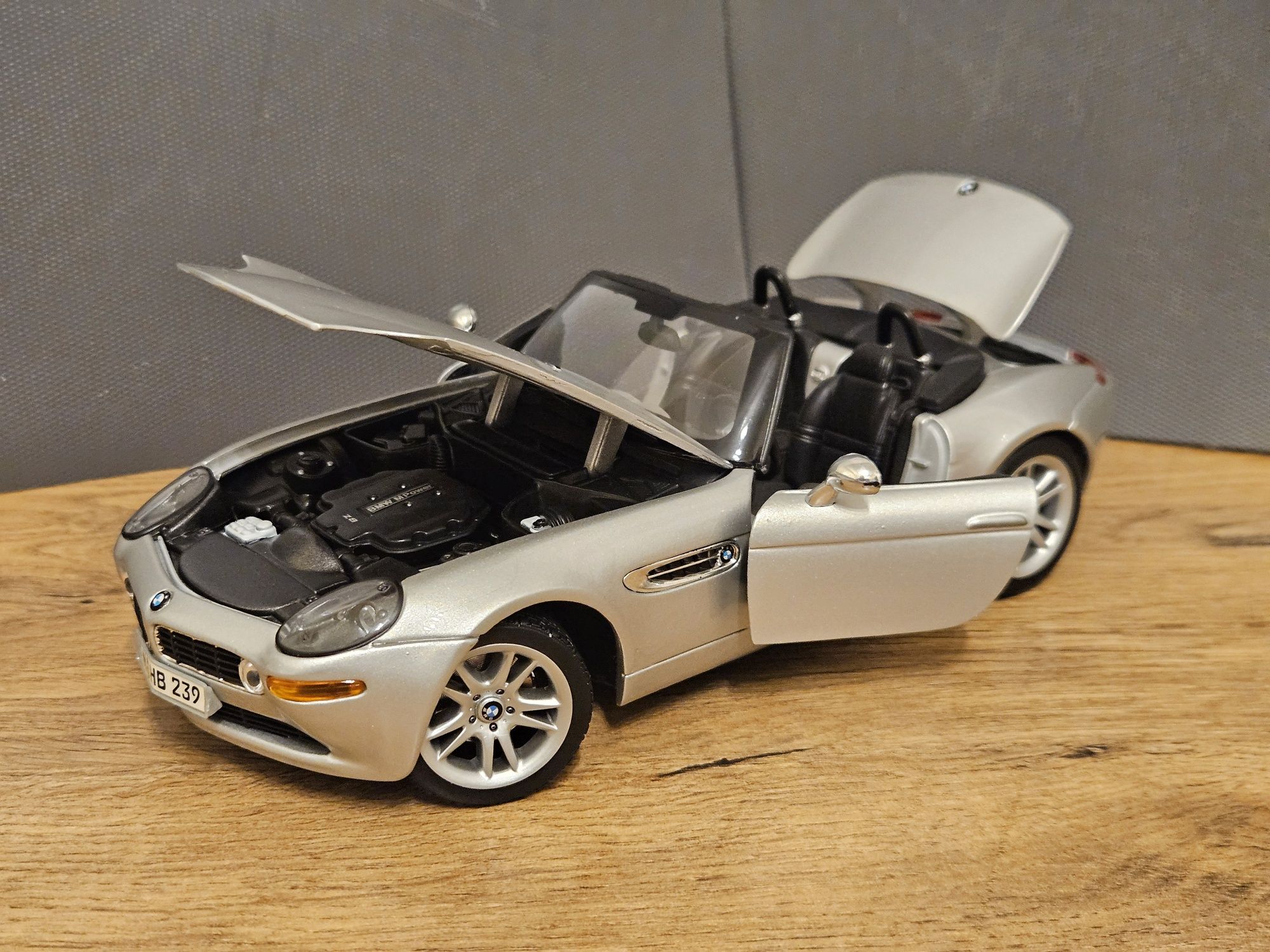 BMW Z8 1:18 Maisto James Bond 007