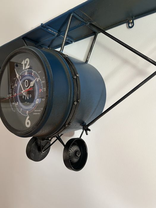 Avião de parede decorativo