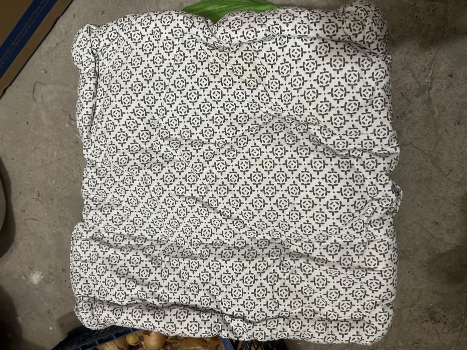 Продам 4 подушки на стула , мають не значні жовті плями,