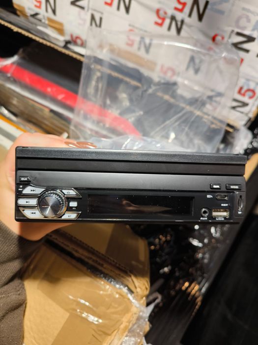 Radio samochodowe z wysuwanym ekranem