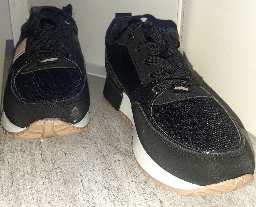 Sapatilhas de  mulher pretas e douradas T: 36