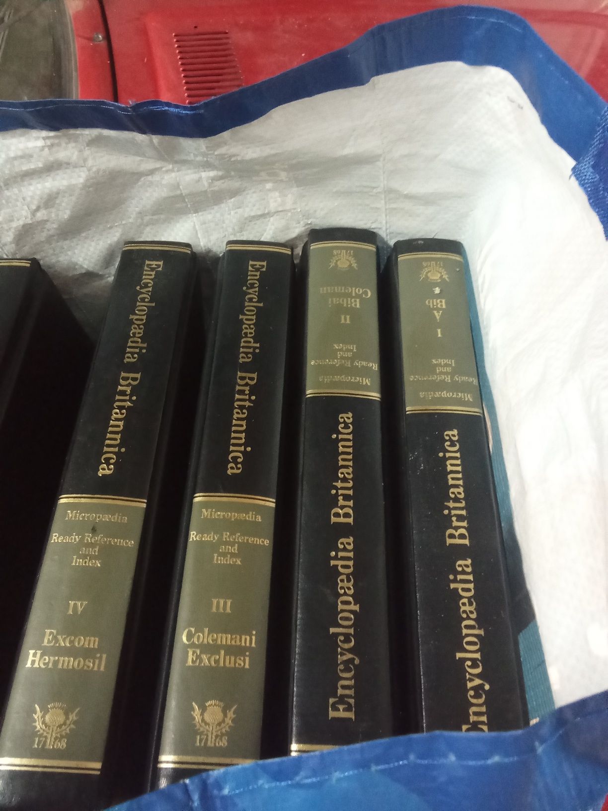 Nove volumes Enciclopédia Britânica.