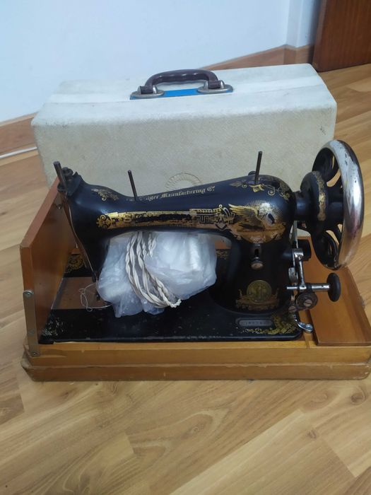 MÁQUINA DE COSTURA "SINGER", início séc.XX, portátil e eléctrica