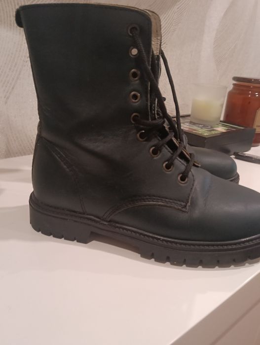 Bota em pele verde, pelo tornozelo com cordões