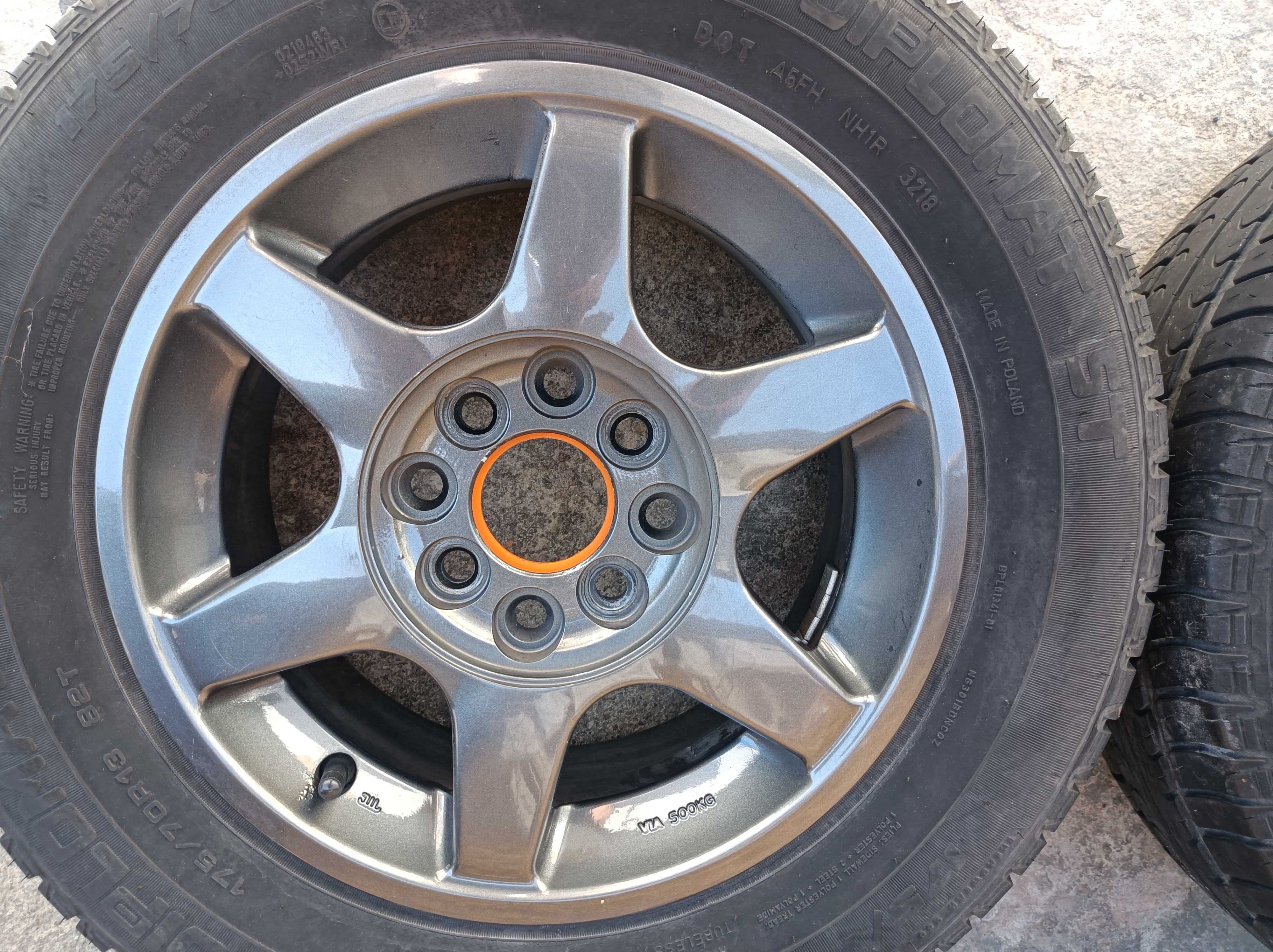 Vende-se 4 jantes cinza rato de furação 4/100 e pneus semi-novos.