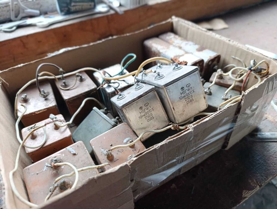 Конденсатори МБГЧ-1 10 мкФ 250 В (585 та інші). Радянські, нові