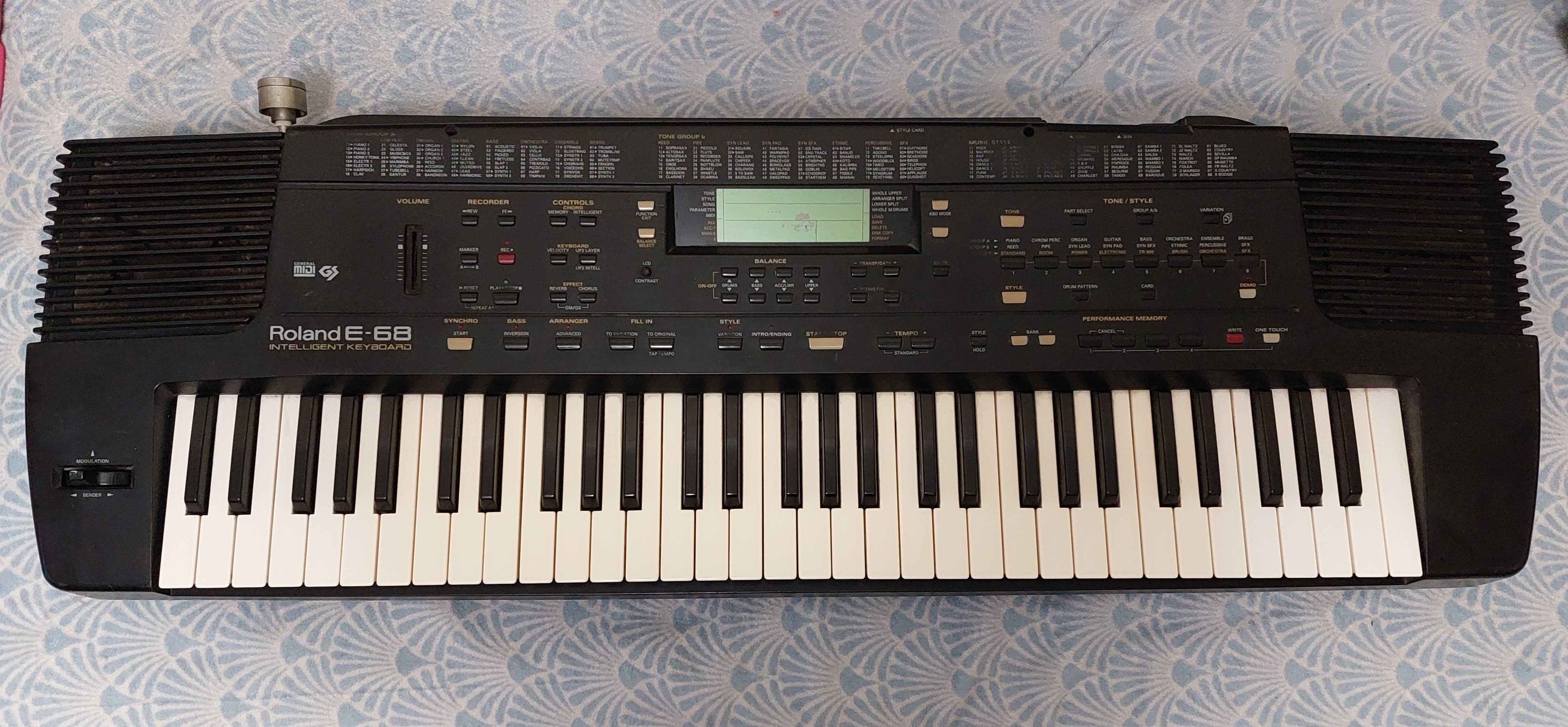 Roland E-68 з блоком живлення