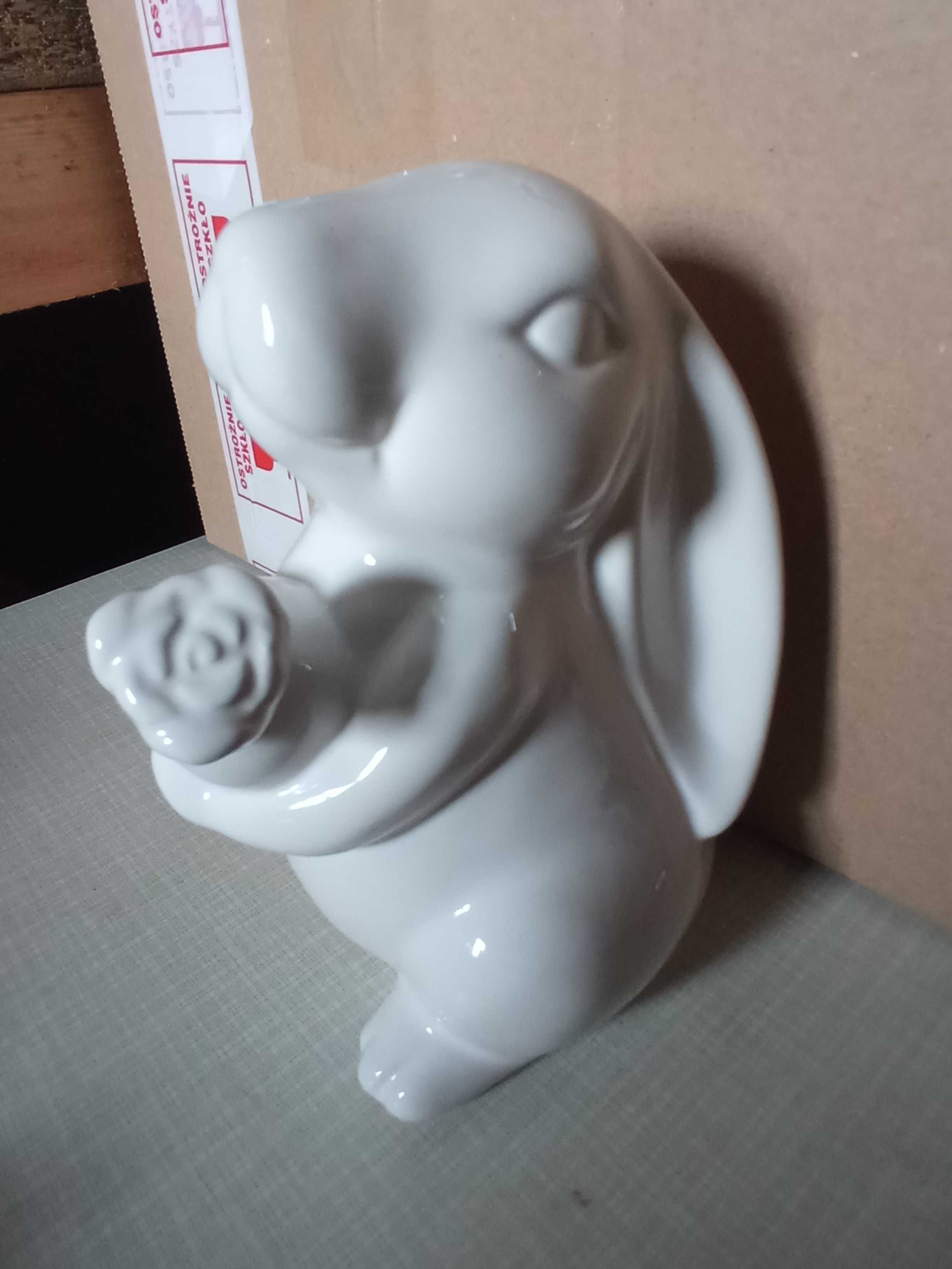 Ceramiczna duża figurka zajączek z marchewką