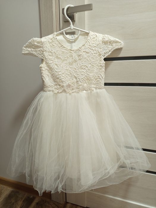 Сукня біла, святкова, сніжинка на дівчинку