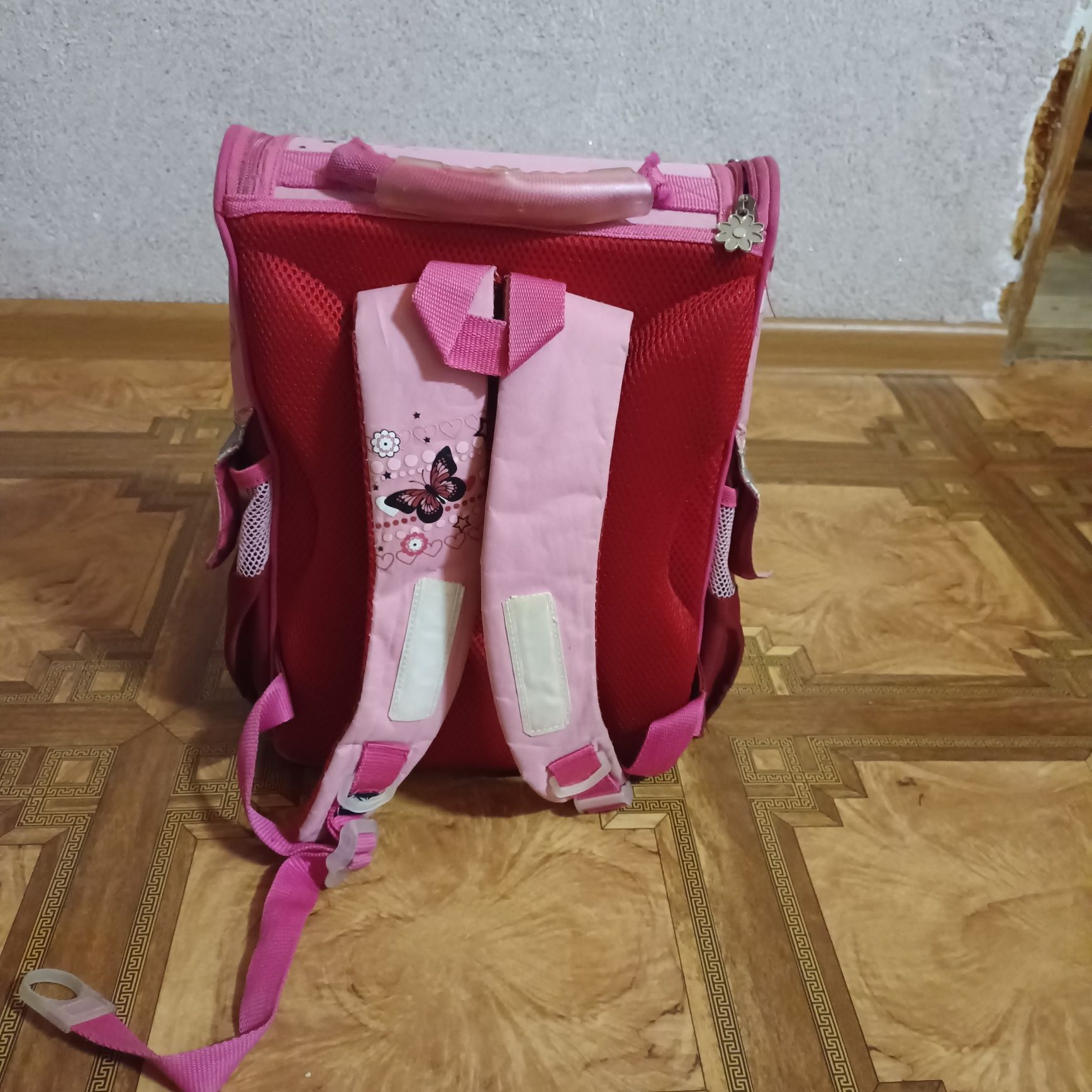 Шкільний рюкзак для дівчинки