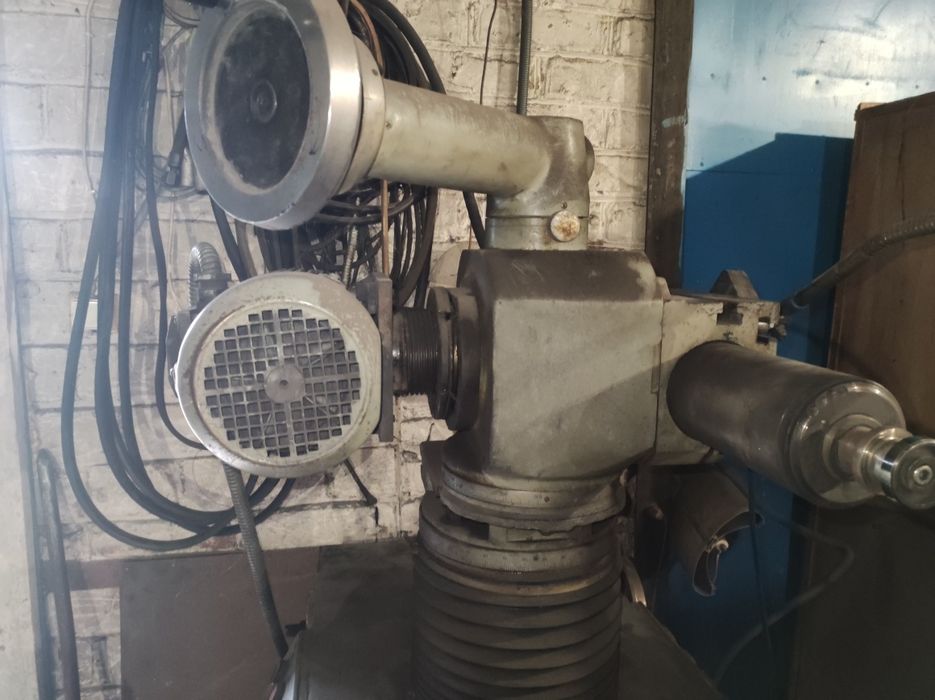 Універсально-заточний верстат