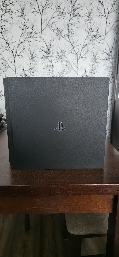 Play Station 4 Pro 1 TB + 2 pady