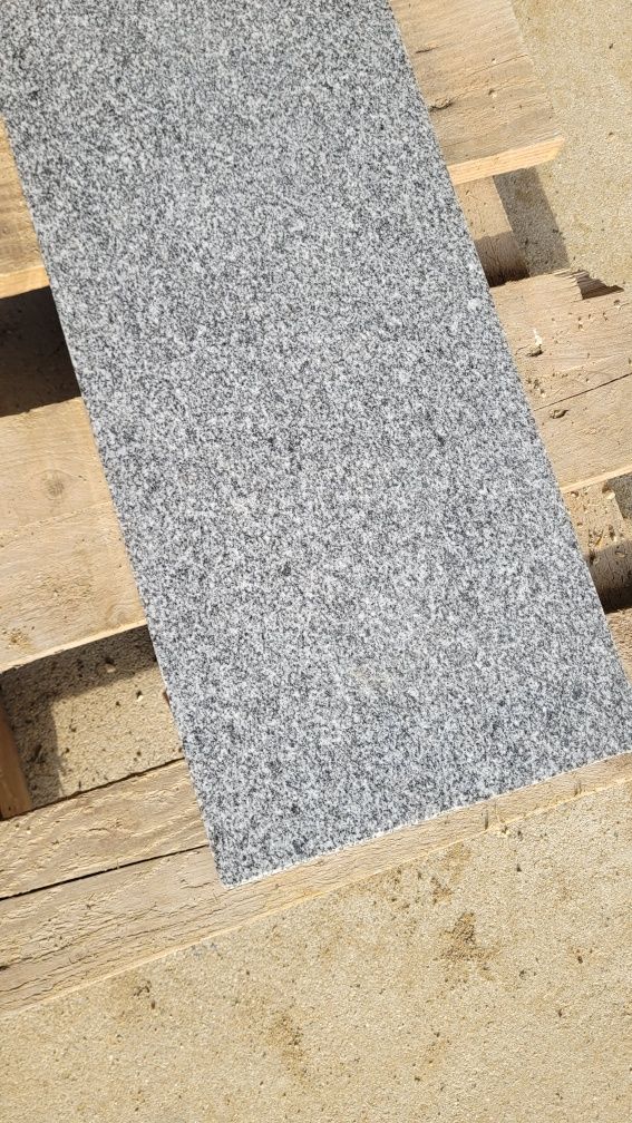 Parapet granitowy (granit strzelinski)