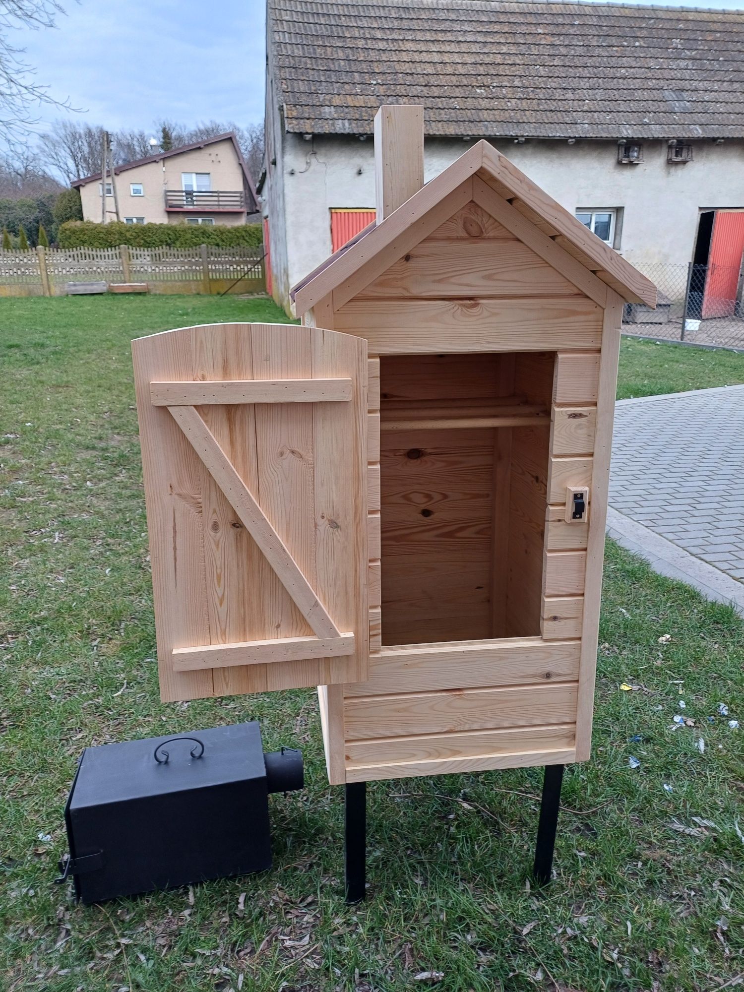 Drewniana Wędzarnia ogrodowa