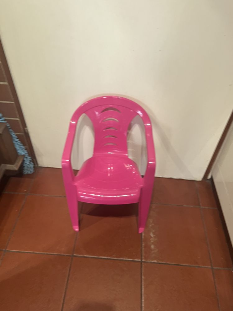 Dziecięce krzesło ogrodowe różowe plastikowe małe mini dla dziecka