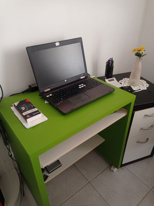 Mesa de Computador e Cómoda