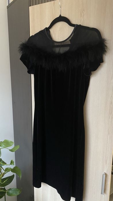 Чорне плаття з пірʼям