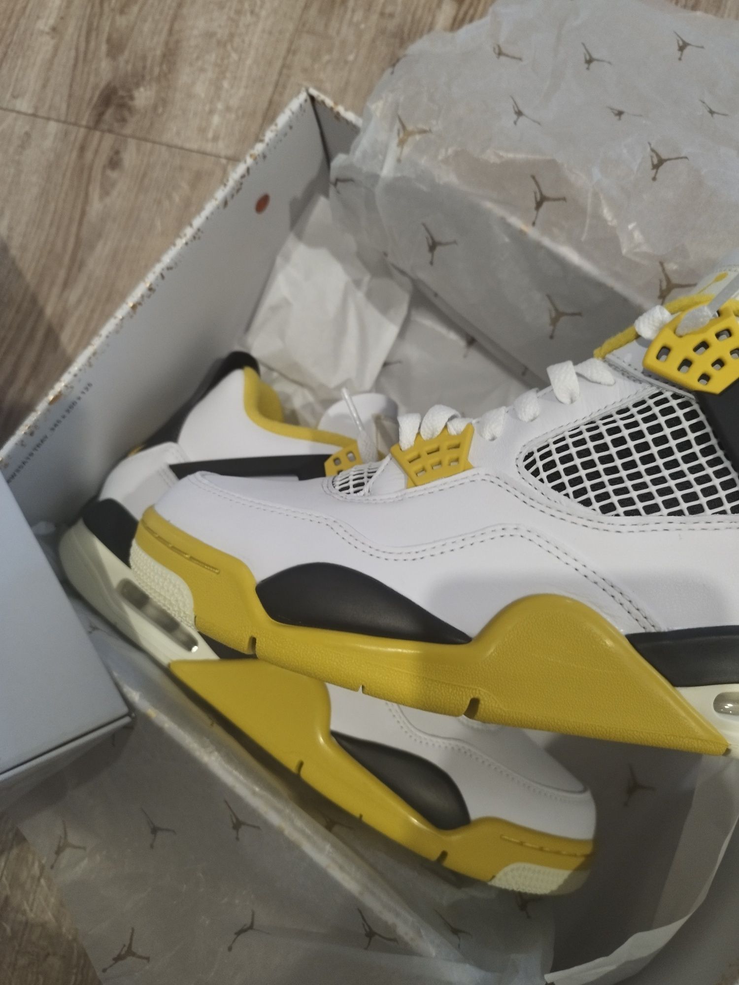 Jordan 4 Vivid sulfur