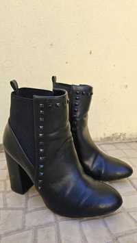 Botas pretas tipo pele com tachas