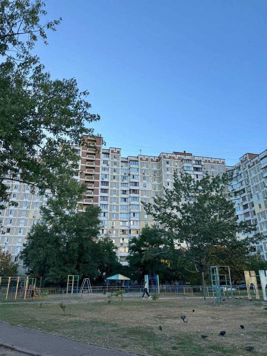 3 кім квартира з ремонтом, метро Харківська, вул. Ревуцького 18А