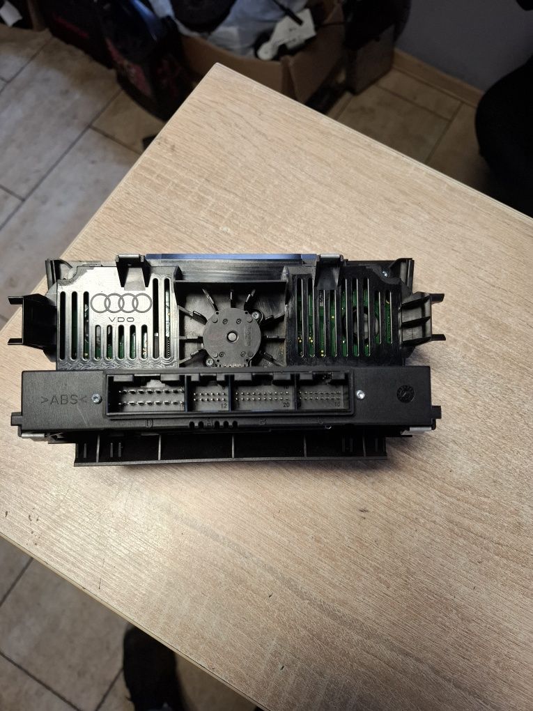 Audi A3 8P Panel Nawiewu Klimatyzacji Pod Navi 043AH