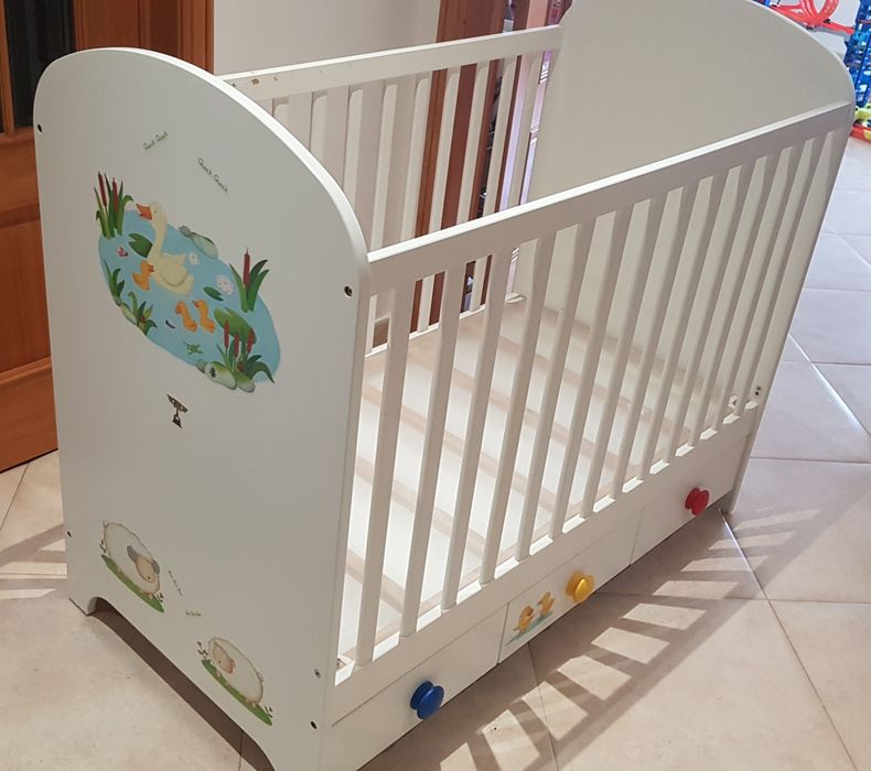 Berço com 3 gavetas com colchão edredao e lençóis