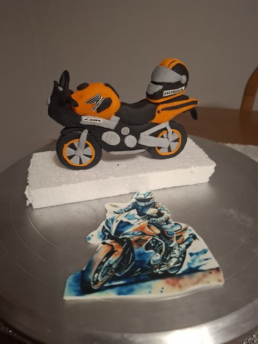 Motor na tort z masy cukrowej