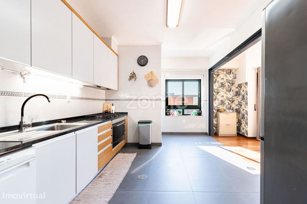 Apartamento T3 com 171m², e garagem fechada, em Argoncilhe