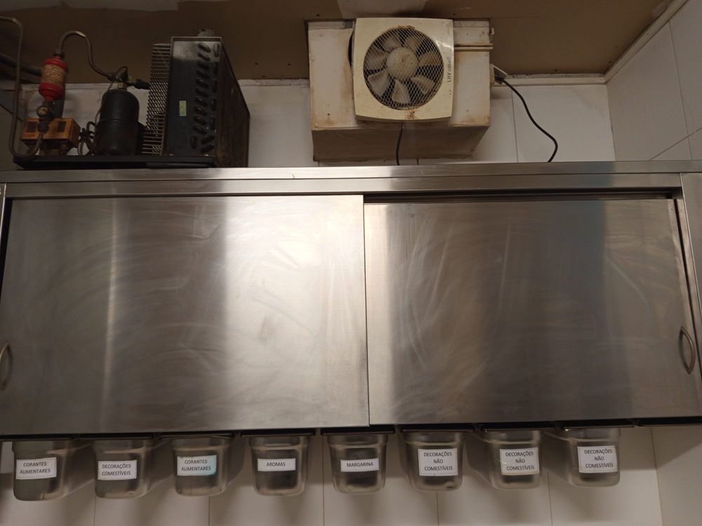Armário inox com 2 portas e 8 arrumações