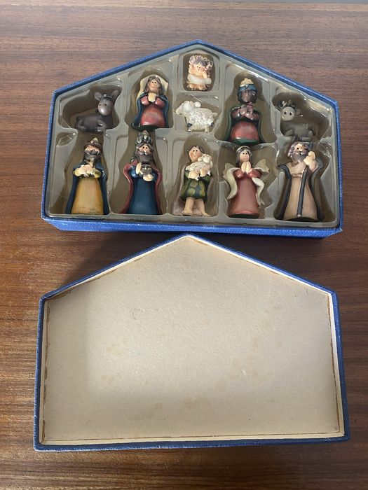 Caixa com Presépio de figuras em resina