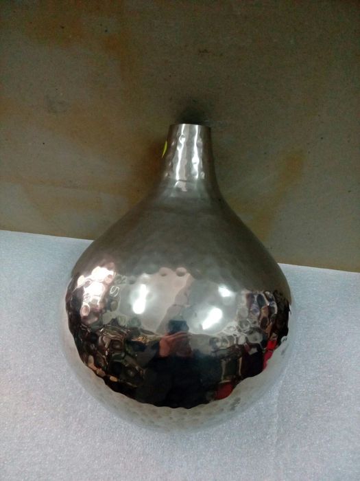 Jarra em metal trabalhada à mão modelo tipo garrafão raro