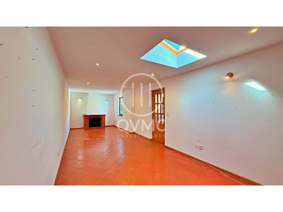 Moradia T2+1 em Mem Martins com logradouro