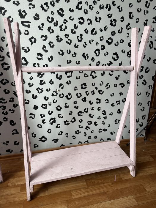 Деревянная напольная вешалка для одежды. декор фотозона для одягу