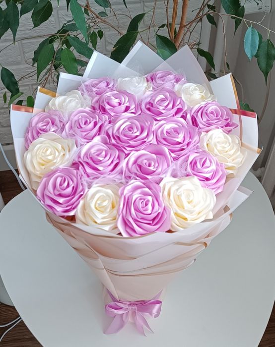 Bukiet wiecznych róż w kolorze beżu i fioletu.