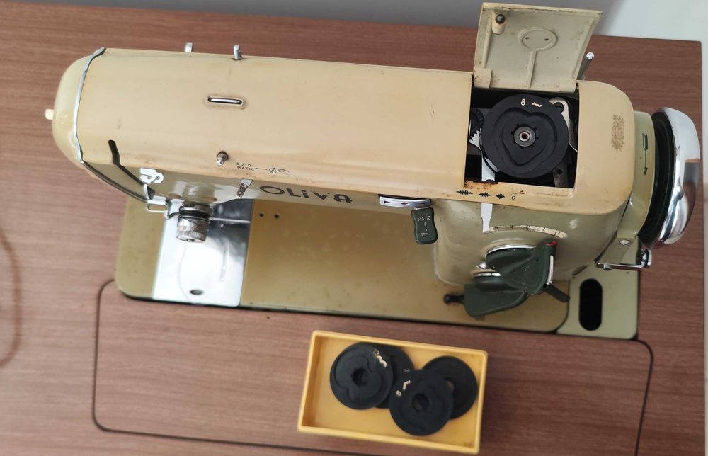Máquina de costura Oliva modelo Cl 62