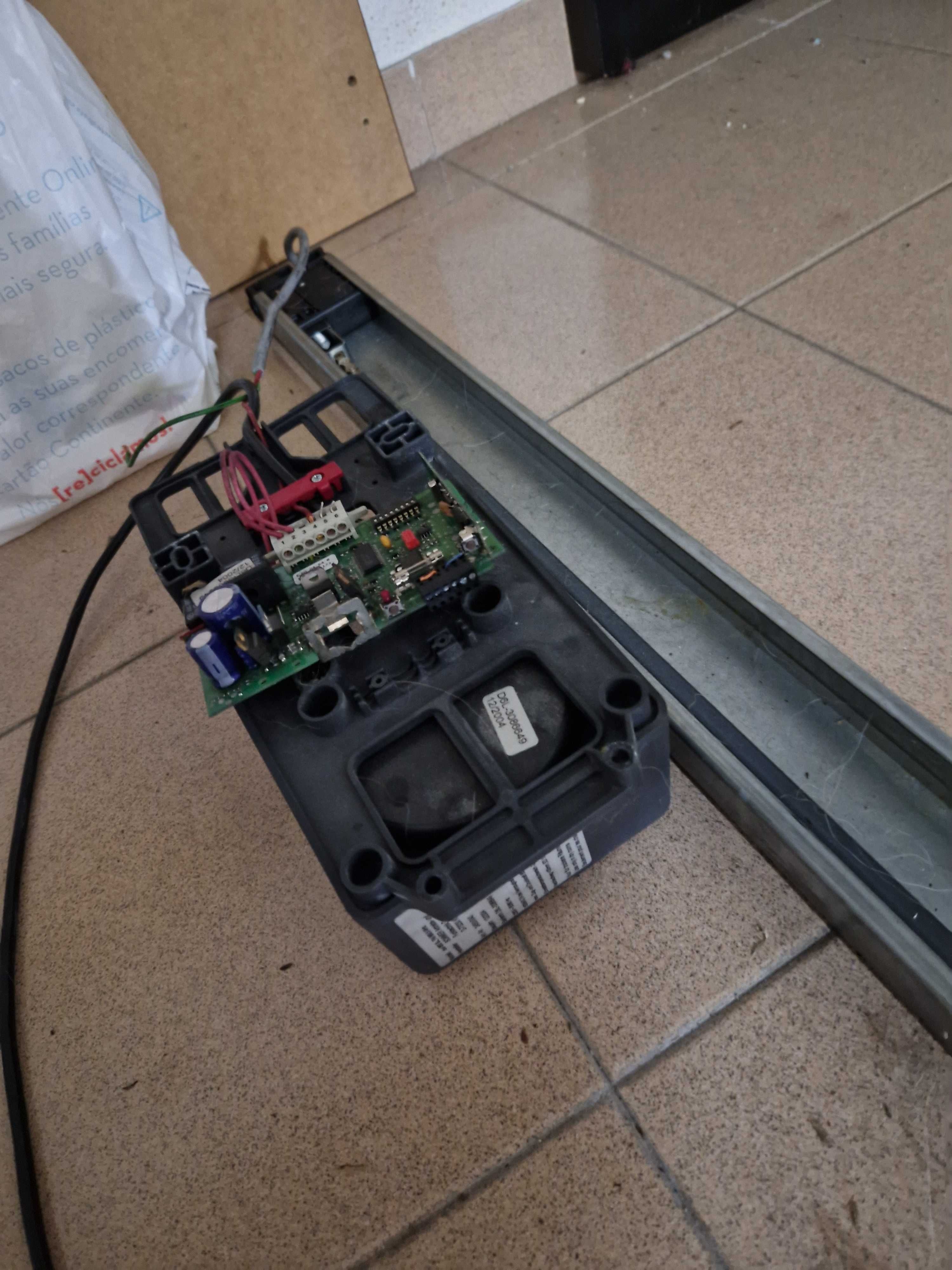 Motor para portão de garagem e calha (Avariado)
