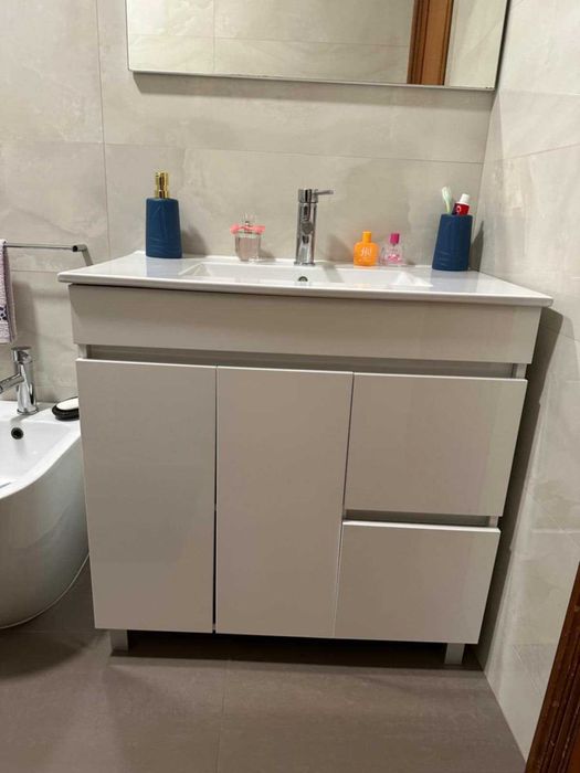 Vendo móvel de casa de banho branco novo!