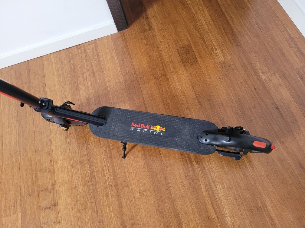 Hulajnoga elektryczna red bull super stan