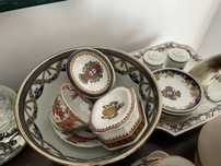 Vendo vários objetos, loiças, porcelanas, cinzeiros, jarrão