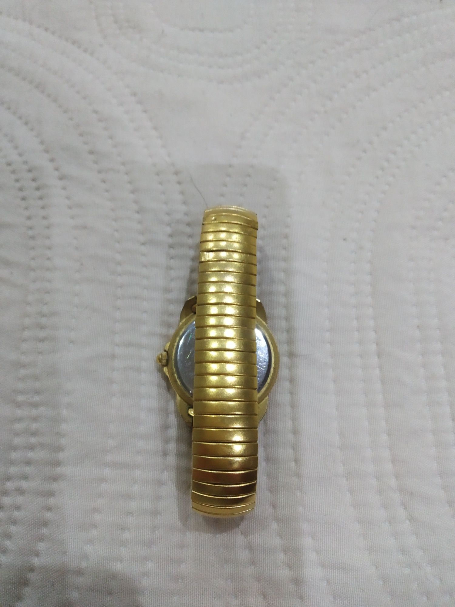 Relógio dourado com bracelete extensível