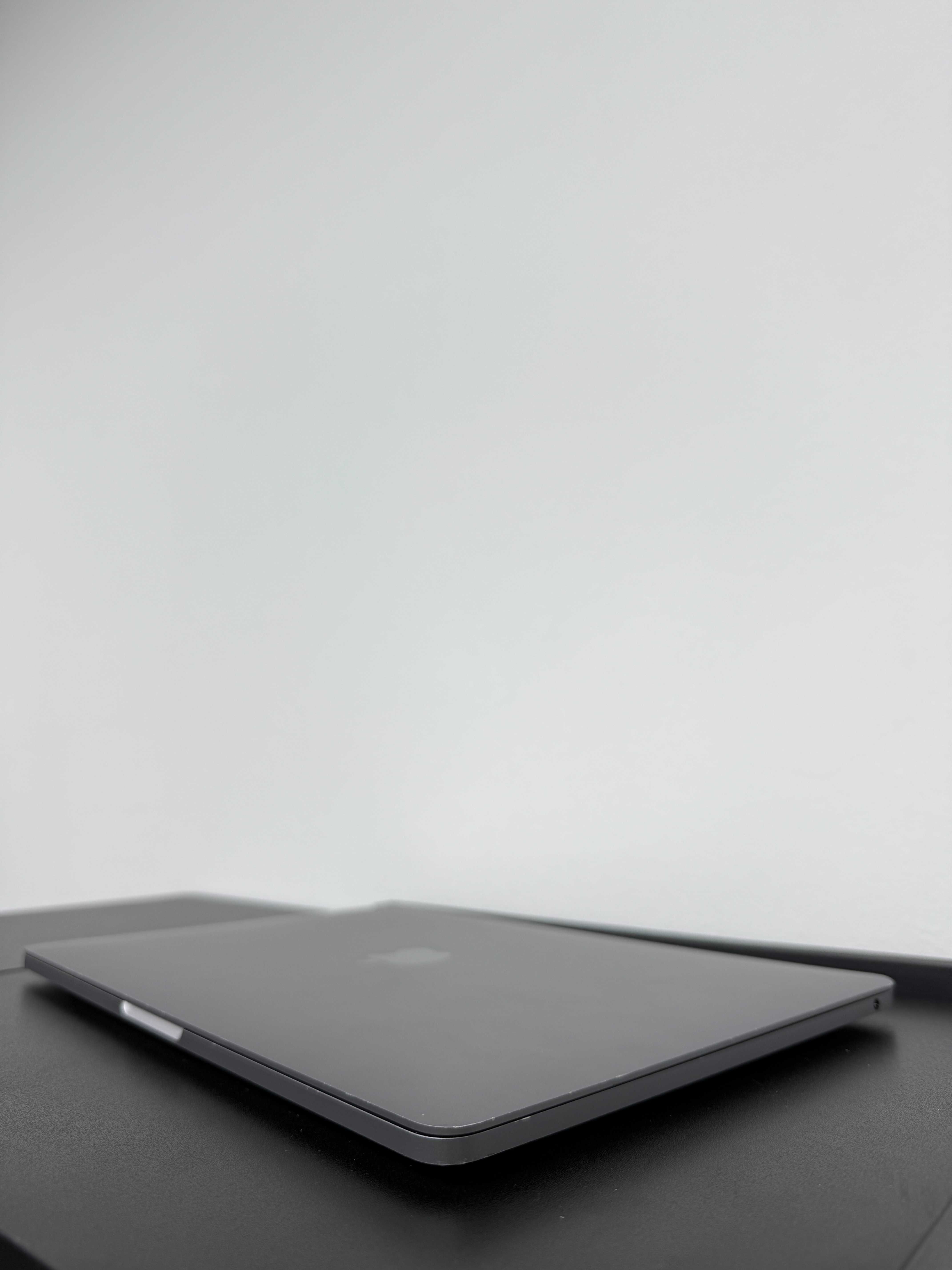 Macbook Pro 2022 (M2/8gb/512 ssd)