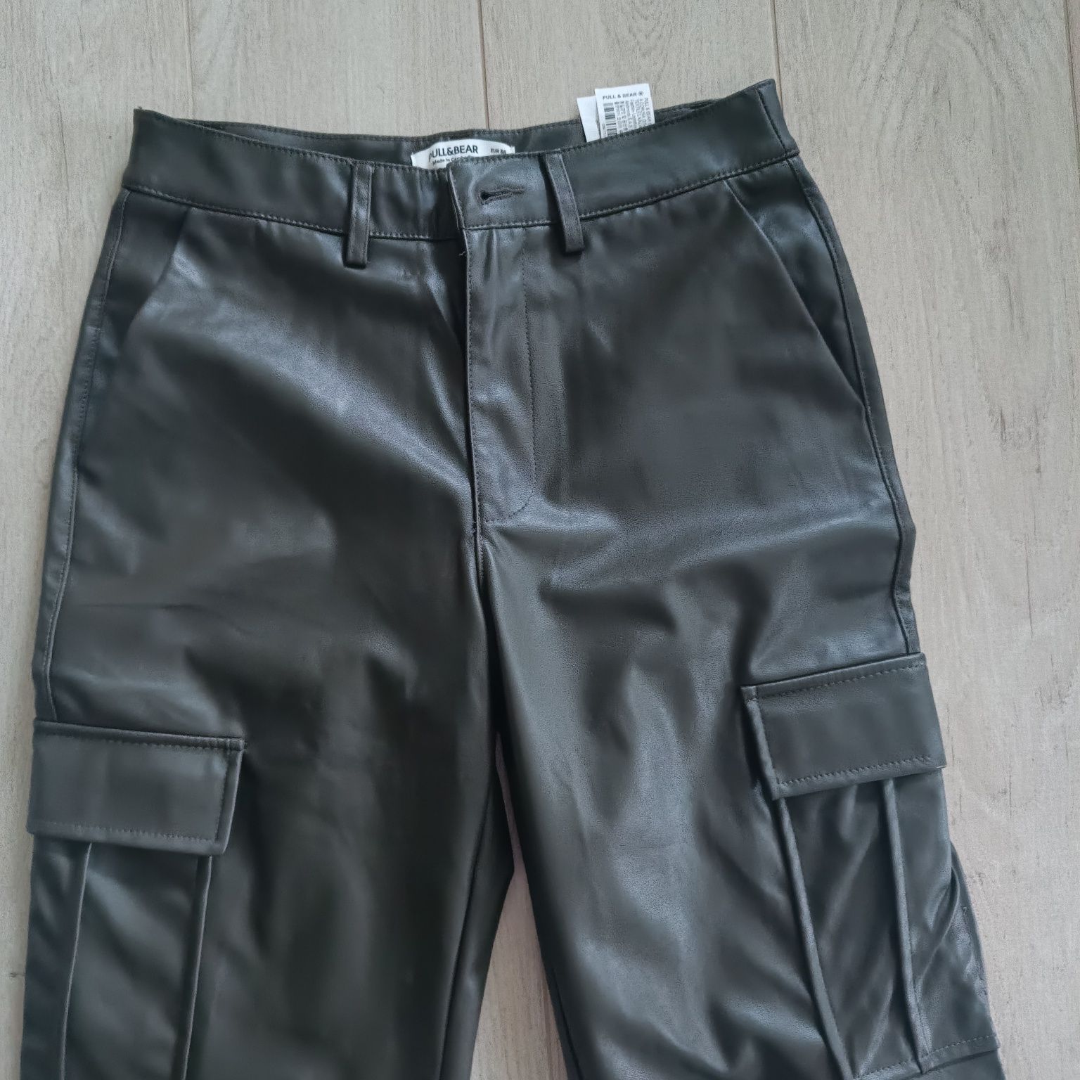 Spodnie woskowane eko skóra PULL BEAR