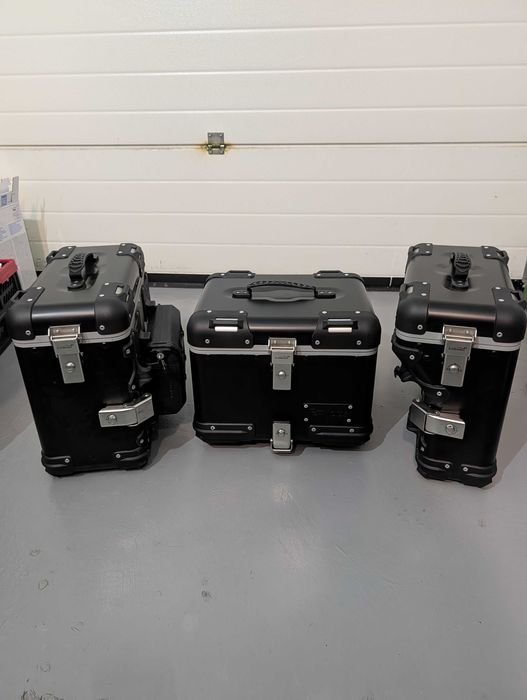 Zestaw oryginalnych kufrów i stelaży do motocykla Voge 900 DSX