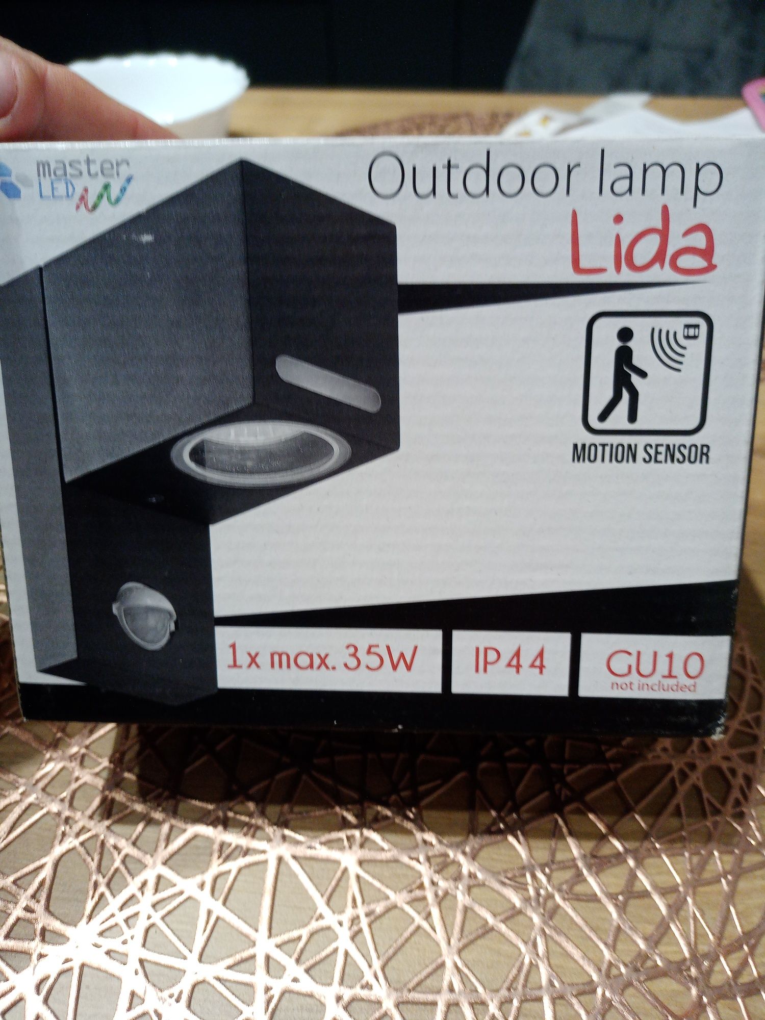 Lampa elewacyjna z czujnikiem