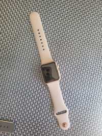 Apple watch com duas braceletes e carregador