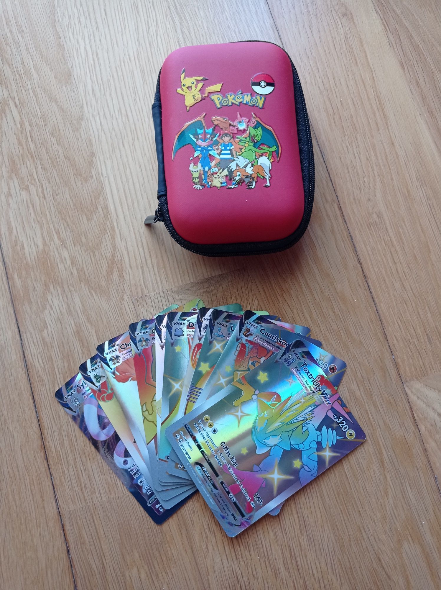 Caixa Cartas Pokémon+ 10 cartas VMax - Novo