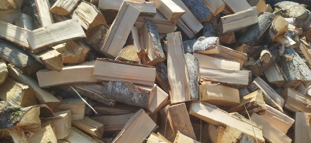 В наявності поколені дрова